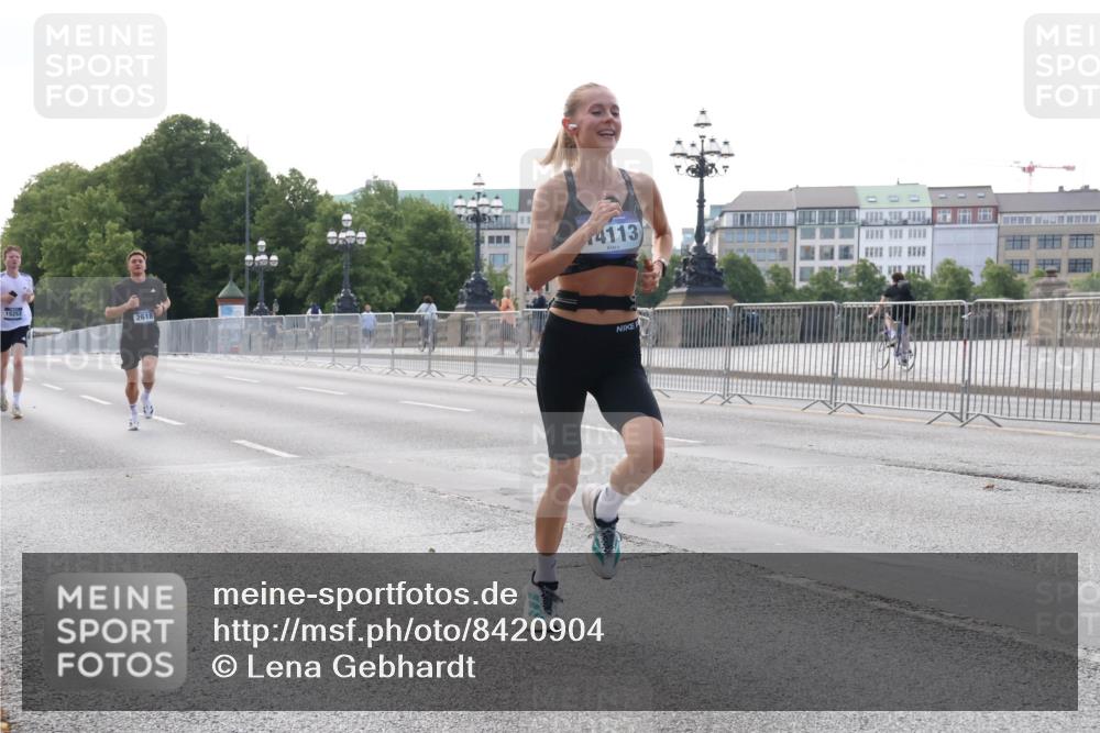 29.06.2025 - hella hamburg halbmarathon Lena Gebhardt http://msf.ph/oto/8420904 29.06.2025 09:42:15 Lombardsbrücke 15253, 2618, 4113, 1241, 2604, 2618, 2892, 4128, 6559, 7142, 7862, 10485, 11965, 13440, 13751, 14019, 14107, 14113, 14506, 15253, 16169, 17003, 17752, 18124, 18569, 18897 meine-sportfotos.de