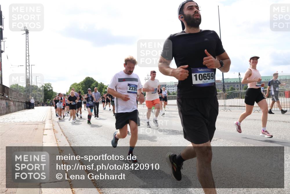 29.06.2025 - hella hamburg halbmarathon Lena Gebhardt http://msf.ph/oto/8420910 29.06.2025 10:18:27 Lombardsbrücke 2335, 33, 10659, 1159, 1160, 1234, 1268, 1325, 1554, 1820, 1982, 2087, 2147, 2335, 2634, 2703, 2931, 3125, 3202, 3321, 3482, 3529, 3977, 4123, 4383, 4710, 4738, 4802, 4804, 5049, 5909, 5910, 6270, 6332, 6533, 7094, 7160, 7214, 7454, 7641, 7649, 7838, 7882, 7883, 8067, 8248, 8341, 8665, 9222, 9276, 9505, 9539, 9586, 9658, 9717, 9748, 9834, 9844, 10172, 10332, 10502, 10659, 10687, 10908, 12498, 12541, 12548, 12552, 12703, 13341 meine-sportfotos.de