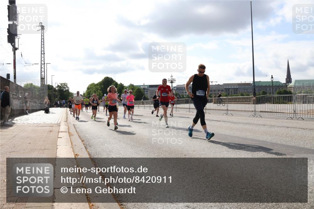 29.06.2025 - hella hamburg halbmarathon Lena Gebhardt http://msf.ph/oto/8420911 29.06.2025 09:51:41 Lombardsbrücke 8346, 4991, 10375, 1136, 1520, 1569, 1570, 1903, 1912, 1920, 1941, 2653, 2880, 2972, 3437, 3523, 3700, 4297, 4634, 4759, 4843, 4854, 4865, 4991, 4999, 5014, 5129, 5375, 5410, 6490, 6700, 6721, 6770, 6901, 7092, 7105, 7363, 7378, 7693, 7962, 8074, 8346, 8359, 8871, 8900, 9114, 9262, 9313, 9358, 9364, 9885, 10319, 10375, 10480, 10669, 10691, 10934, 11021, 11049, 11417, 11714, 11907, 11959, 12623, 12711, 14201 meine-sportfotos.de