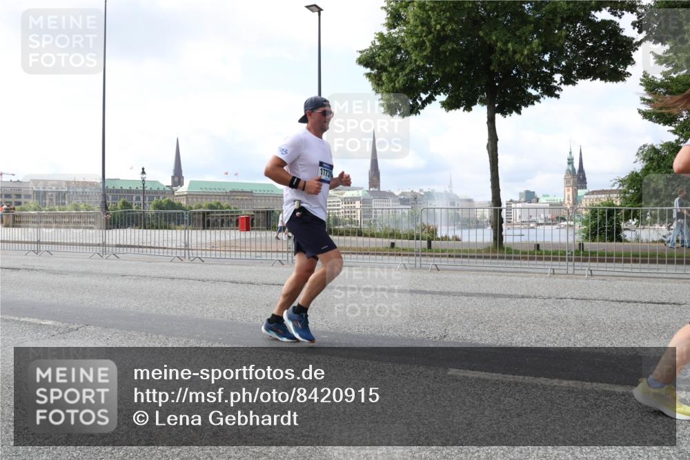 29.06.2025 - hella hamburg halbmarathon Lena Gebhardt http://msf.ph/oto/8420915 29.06.2025 10:05:46 Lombardsbrücke 17731, 80, 1229, 1448, 1830, 1842, 1863, 1936, 1981, 2288, 2298, 2471, 2540, 2624, 3062, 3461, 3578, 3929, 4014, 4169, 4782, 5073, 5762, 6014, 7741, 8051, 8894, 8909, 9075, 9165, 9339, 9477, 9559, 9680, 9736, 9737, 9738, 9917, 10343, 10694, 10791, 10998, 11784, 11873, 11958, 12557, 13042, 13221, 14465, 14642, 14987, 15766, 16092, 16441, 16546, 16687, 16847, 17731, 17740, 17885, 18616, 18617, 18768, 18857, 18973, 19248 meine-sportfotos.de