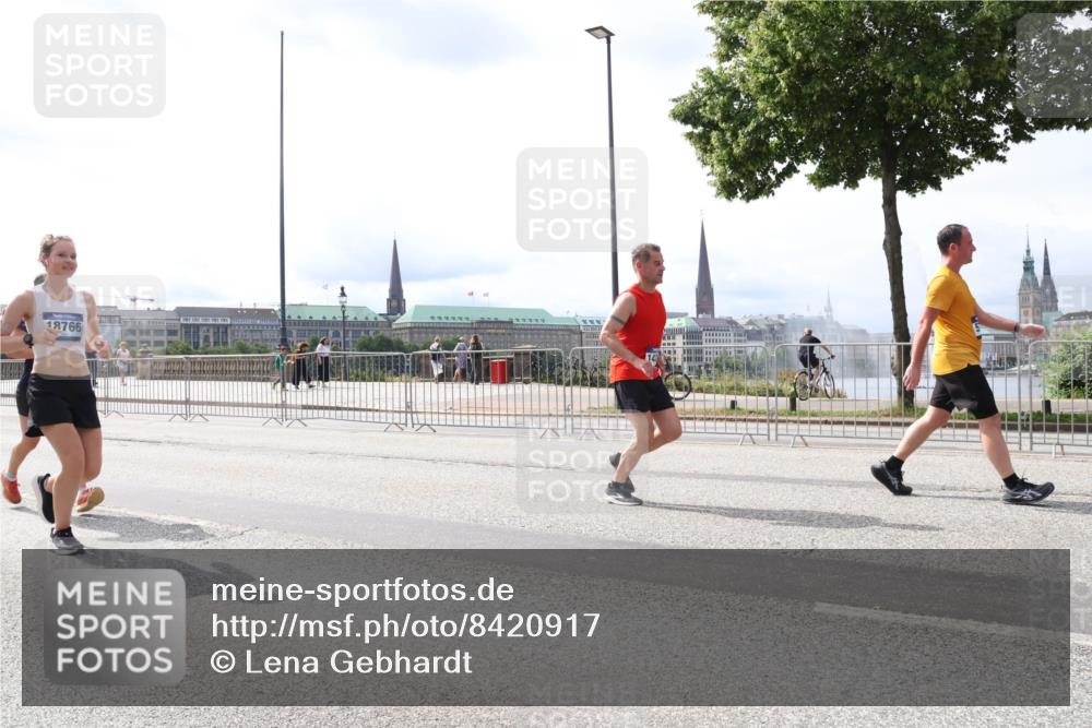 29.06.2025 - hella hamburg halbmarathon Lena Gebhardt http://msf.ph/oto/8420917 29.06.2025 10:27:40 Lombardsbrücke 18766, 1148, 2080, 2775, 3389, 4372, 5177, 5285, 5825, 6214, 6259, 7764, 7944, 7978, 8085, 9567, 9688, 10158, 10412, 10413, 11256, 11766, 12500, 12823, 13043, 13860, 14206, 15607, 15641, 16569, 16804, 16838, 17427, 17791, 18012, 18097, 18301, 18626, 18766 meine-sportfotos.de