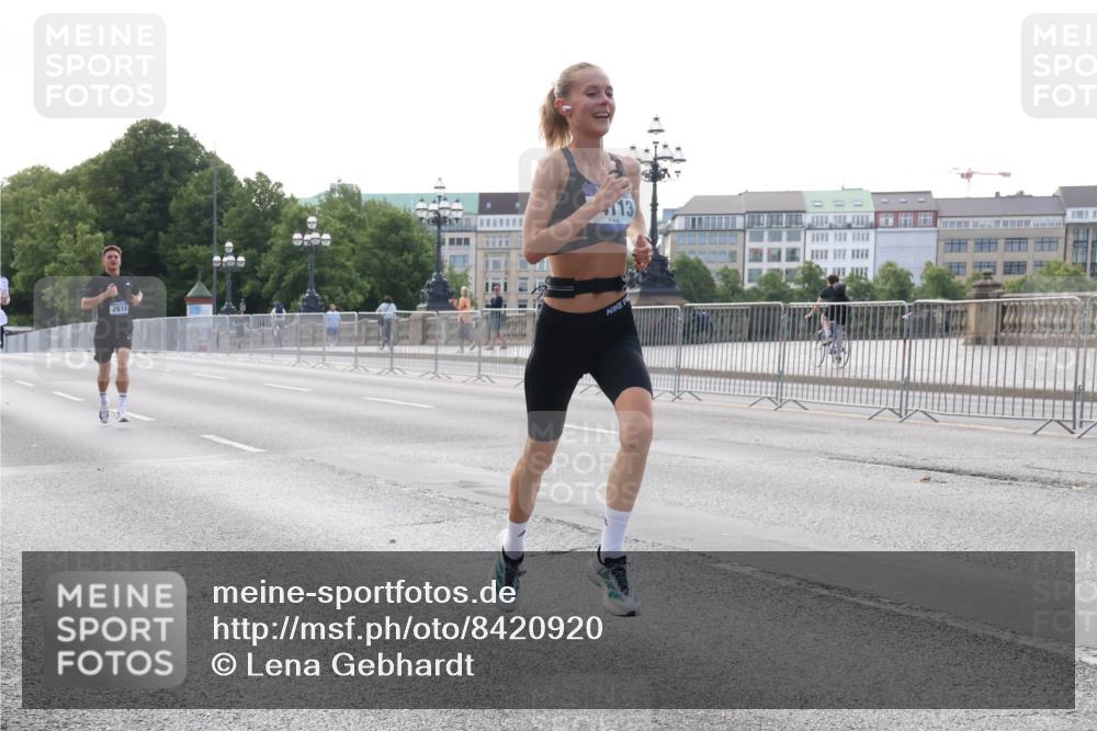 29.06.2025 - hella hamburg halbmarathon Lena Gebhardt http://msf.ph/oto/8420920 29.06.2025 09:42:15 Lombardsbrücke 2618, 13, 1241, 2604, 2618, 2892, 4128, 6559, 7142, 7862, 10485, 11965, 13440, 13751, 14019, 14107, 14113, 14506, 15253, 16169, 17003, 17752, 18124, 18569, 18897 meine-sportfotos.de