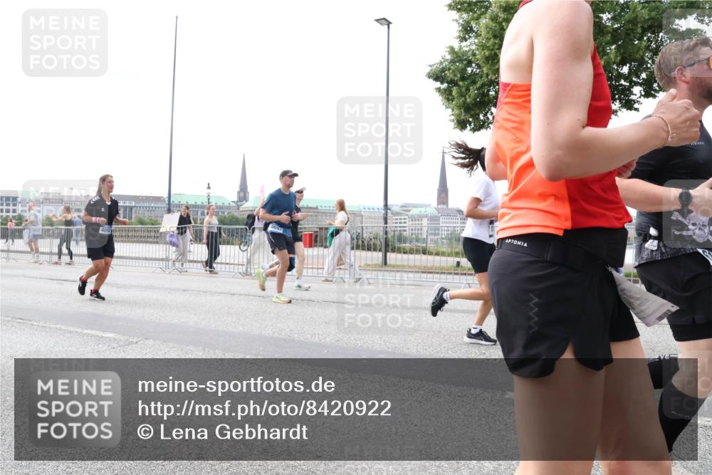 29.06.2025 - hella hamburg halbmarathon Lena Gebhardt http://msf.ph/oto/8420922 29.06.2025 10:42:51 Lombardsbrücke 4092, 0697, 1149, 1467, 1656, 1788, 1929, 1957, 1964, 1994, 2069, 2103, 2134, 2158, 2267, 2361, 2401, 2450, 2509, 2538, 2580, 2940, 2941, 2971, 3074, 3283, 3378, 3518, 3605, 3764, 3874, 4092, 4105, 4334, 4385, 4778, 5067, 5268, 5403, 5417, 5755, 5810, 5967, 6120, 6764, 7040, 7043, 7260, 7513, 7666, 8161, 8184, 8525, 8526, 8529, 8795, 8816, 8991, 9072, 9304, 9378, 9644, 9980, 10008, 10180, 10454, 10532, 10697, 11142, 11710, 12151, 12441, 13049, 13241 meine-sportfotos.de
