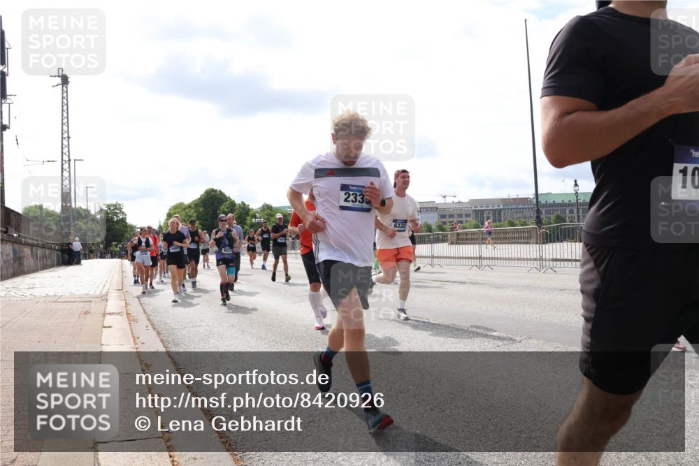 29.06.2025 - hella hamburg halbmarathon Lena Gebhardt http://msf.ph/oto/8420926 29.06.2025 10:18:27 Lombardsbrücke 14770, 18807, 9222, 233, 6332, 10, 1159, 1160, 1234, 1268, 1325, 1554, 1820, 1982, 2087, 2147, 2335, 2634, 2703, 2931, 3125, 3202, 3321, 3482, 3529, 3977, 4123, 4383, 4710, 4738, 4802, 4804, 5049, 5909, 5910, 6270, 6332, 6533, 7094, 7160, 7214, 7454, 7641, 7649, 7838, 7882, 7883, 8067, 8248, 8341, 8665, 9222, 9276, 9505, 9539, 9586, 9658, 9717, 9748, 9834, 9844, 10172, 10332, 10502, 10659, 10687, 10908, 12498, 12541, 12548, 12552, 12703, 13341 meine-sportfotos.de