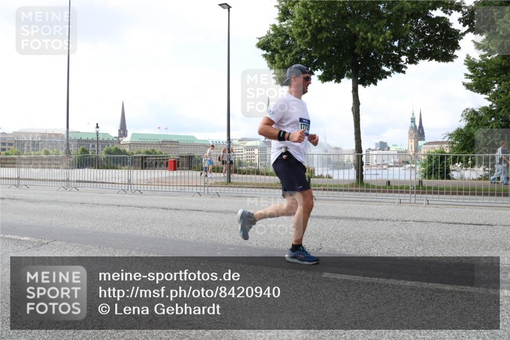 29.06.2025 - hella hamburg halbmarathon Lena Gebhardt http://msf.ph/oto/8420940 29.06.2025 10:05:47 Lombardsbrücke 17731, 1229, 1448, 1830, 1842, 1936, 1981, 2288, 2298, 2471, 2540, 2624, 3062, 3461, 3929, 4014, 4169, 4782, 5073, 5762, 6014, 7741, 8051, 8316, 8894, 8909, 9075, 9339, 9477, 9559, 9680, 9736, 9737, 9738, 9917, 10343, 10694, 10791, 10998, 11784, 11873, 11958, 12557, 13042, 13221, 14465, 14642, 14987, 15766, 15772, 16092, 16441, 16546, 16687, 16847, 17731, 17740, 17885, 18768, 18857, 18973, 19248 meine-sportfotos.de