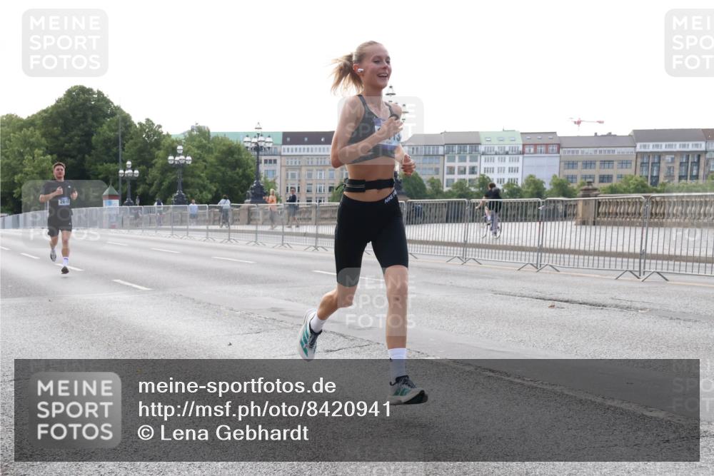 29.06.2025 - hella hamburg halbmarathon Lena Gebhardt http://msf.ph/oto/8420941 29.06.2025 09:42:15 Lombardsbrücke 2618, 1241, 2604, 2618, 2892, 4128, 6559, 7142, 7862, 10485, 11965, 13440, 13751, 14019, 14107, 14113, 14506, 15253, 16169, 17003, 17752, 18124, 18569, 18897 meine-sportfotos.de