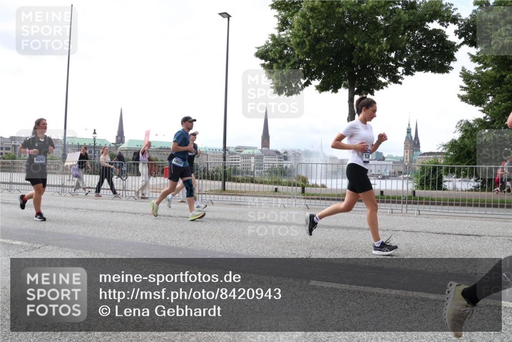 29.06.2025 - hella hamburg halbmarathon Lena Gebhardt http://msf.ph/oto/8420943 29.06.2025 10:42:51 Lombardsbrücke 4092, 10697, 12, 1149, 1467, 1656, 1788, 1929, 1957, 1964, 1994, 2069, 2103, 2134, 2158, 2267, 2361, 2401, 2450, 2509, 2538, 2580, 2940, 2941, 2971, 3074, 3283, 3378, 3518, 3605, 3764, 3874, 4092, 4105, 4334, 4385, 4778, 5067, 5268, 5403, 5417, 5755, 5810, 5967, 6120, 6764, 7040, 7043, 7260, 7513, 7666, 8161, 8184, 8525, 8526, 8529, 8795, 8816, 8991, 9072, 9304, 9378, 9644, 9980, 10008, 10180, 10454, 10532, 10697, 11142, 11710, 12151, 12441, 13049, 13241 meine-sportfotos.de