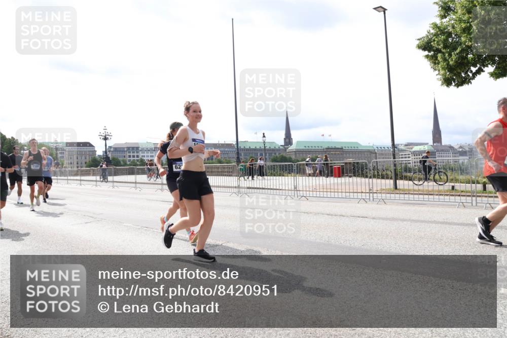29.06.2025 - hella hamburg halbmarathon Lena Gebhardt http://msf.ph/oto/8420951 29.06.2025 10:27:40 Lombardsbrücke 3389, 62, 1148, 2080, 2775, 3389, 4372, 5177, 5285, 5825, 6214, 6259, 7764, 7944, 7978, 8085, 9567, 9688, 10158, 10412, 10413, 11256, 11766, 12500, 12823, 13043, 13860, 14206, 15607, 15641, 16569, 16804, 16838, 17427, 17791, 18012, 18097, 18301, 18626, 18766 meine-sportfotos.de