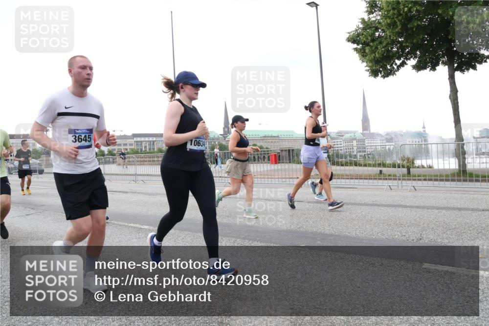 29.06.2025 - hella hamburg halbmarathon Lena Gebhardt http://msf.ph/oto/8420958 29.06.2025 10:52:30 Lombardsbrücke 1129, 3645, 0634, 110, 1369, 1826, 1978, 2362, 2420, 2528, 2983, 3038, 3140, 3227, 3645, 4087, 4273, 4436, 4591, 4815, 5262, 5360, 6386, 6403, 6404, 6406, 6456, 6671, 6985, 7032, 7511, 7690, 7691, 7735, 7812, 8194, 8196, 8250, 8251, 8641, 9068, 9070, 9103, 9368, 9730, 9731, 10080, 10296, 10342, 10392, 10600, 10634, 10879, 10884, 10928, 11084, 11126, 11127, 11297, 11375, 11736, 11899, 11974, 12546, 12558, 12994 meine-sportfotos.de