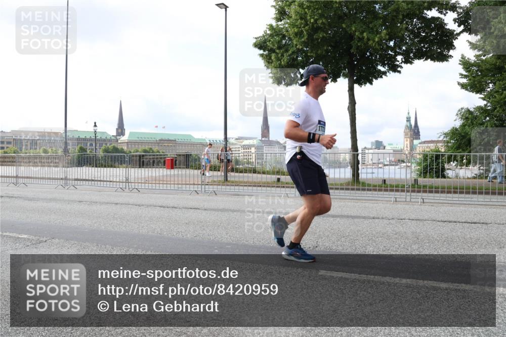 29.06.2025 - hella hamburg halbmarathon Lena Gebhardt http://msf.ph/oto/8420959 29.06.2025 10:05:47 Lombardsbrücke 1229, 1448, 1830, 1842, 1936, 1981, 2288, 2298, 2471, 2540, 2624, 3062, 3461, 3929, 4014, 4169, 4782, 5073, 5762, 6014, 7741, 8051, 8316, 8894, 8909, 9075, 9339, 9477, 9559, 9680, 9736, 9737, 9738, 9917, 10343, 10694, 10791, 10998, 11784, 11873, 11958, 12557, 13042, 13221, 14465, 14642, 14987, 15766, 15772, 16092, 16441, 16546, 16687, 16847, 17731, 17740, 17885, 18768, 18857, 18973, 19248 meine-sportfotos.de