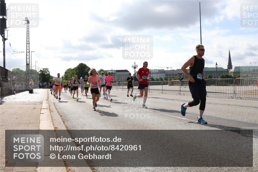 29.06.2025 - hella hamburg halbmarathon Lena Gebhardt http://msf.ph/oto/8420961 29.06.2025 09:51:41 Lombardsbrücke 1136, 1520, 1569, 1570, 1903, 1912, 1920, 1941, 2653, 2880, 2972, 3437, 3523, 3700, 4297, 4634, 4759, 4843, 4854, 4865, 4991, 4999, 5014, 5129, 5375, 5410, 6490, 6700, 6721, 6770, 6901, 7092, 7105, 7363, 7378, 7693, 7962, 8074, 8346, 8359, 8871, 8900, 9114, 9262, 9313, 9358, 9364, 9885, 10319, 10375, 10480, 10669, 10691, 10934, 11021, 11049, 11417, 11714, 11907, 11959, 12623, 12711, 14201 meine-sportfotos.de