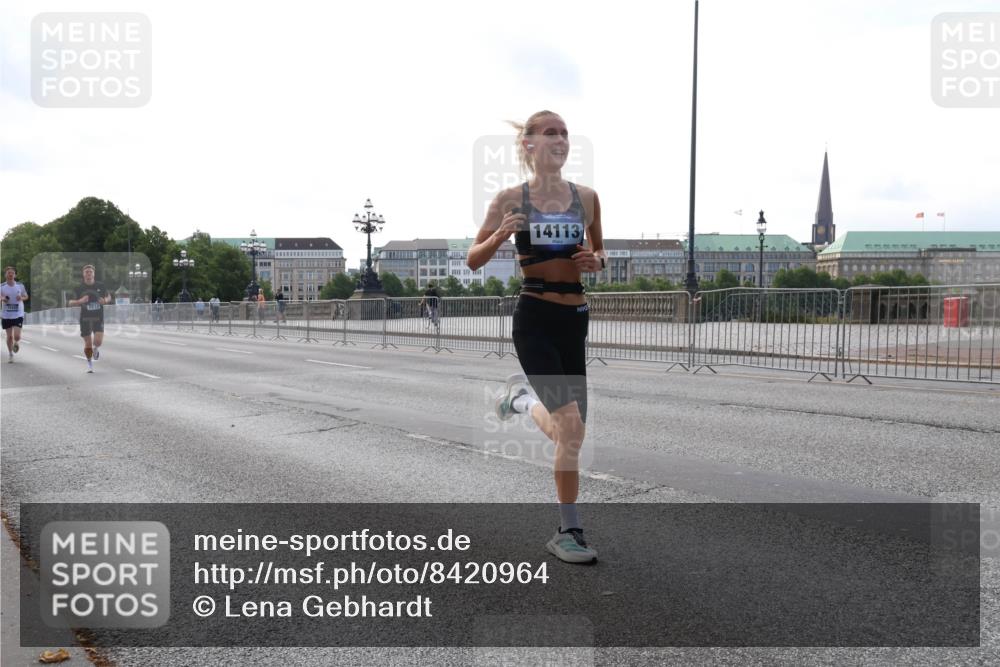 29.06.2025 - hella hamburg halbmarathon Lena Gebhardt http://msf.ph/oto/8420964 29.06.2025 09:42:16 Lombardsbrücke 2618, 14113, 1241, 2604, 2618, 2892, 6559, 7142, 7862, 10485, 11965, 13440, 13751, 14019, 14107, 14113, 14506, 15253, 16169, 17003, 17752, 18124, 18569, 18897 meine-sportfotos.de