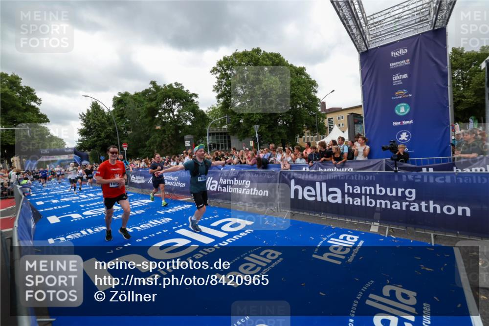 29.06.2025 - hella hamburg halbmarathon Zöllner http://msf.ph/oto/8420965 29.06.2025 10:53:29 Ziel 1727, 2354, 5866, 6198, 6629, 6942, 8651, 11068, 12490, 12909, 13912, 13997, 15838, 17710, 18134 meine-sportfotos.de