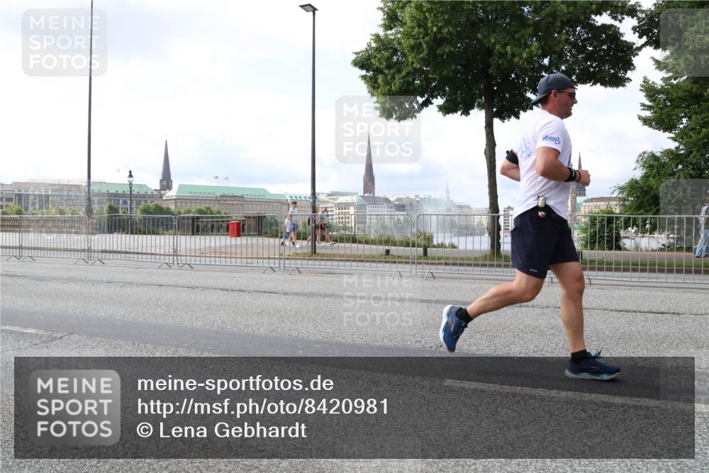 29.06.2025 - hella hamburg halbmarathon Lena Gebhardt http://msf.ph/oto/8420981 29.06.2025 10:05:47 Lombardsbrücke 1229, 1448, 1830, 1842, 1936, 1981, 2288, 2298, 2471, 2540, 2624, 3062, 3461, 3929, 4014, 4169, 4782, 5073, 5762, 6014, 7741, 8051, 8316, 8894, 8909, 9075, 9339, 9477, 9559, 9680, 9736, 9737, 9738, 9917, 10343, 10694, 10791, 10998, 11784, 11873, 11958, 12557, 13042, 13221, 14465, 14642, 14987, 15766, 15772, 16092, 16441, 16546, 16687, 16847, 17731, 17740, 17885, 18768, 18857, 18973, 19248 meine-sportfotos.de