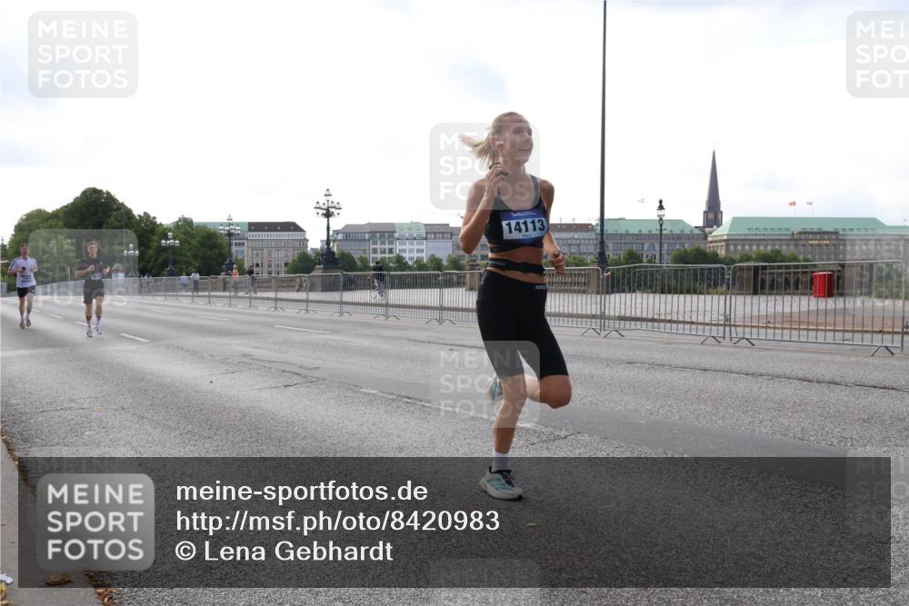 29.06.2025 - hella hamburg halbmarathon Lena Gebhardt http://msf.ph/oto/8420983 29.06.2025 09:42:16 Lombardsbrücke 14113, 2722292, 1241, 2604, 2618, 2892, 6559, 7142, 7862, 10485, 11965, 13440, 13751, 14019, 14107, 14113, 14506, 15253, 16169, 17003, 17752, 18124, 18569, 18897 meine-sportfotos.de