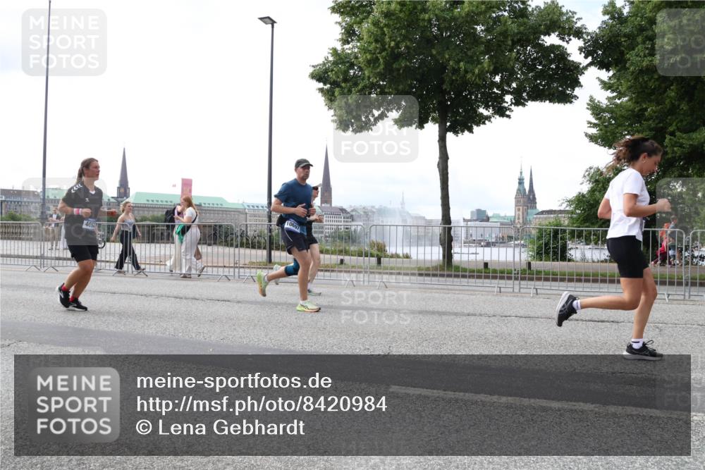 29.06.2025 - hella hamburg halbmarathon Lena Gebhardt http://msf.ph/oto/8420984 29.06.2025 10:42:51 Lombardsbrücke 4092, 10697, 1149, 1467, 1656, 1788, 1929, 1957, 1964, 1994, 2069, 2103, 2134, 2158, 2267, 2361, 2401, 2450, 2509, 2538, 2580, 2940, 2941, 2971, 3074, 3283, 3378, 3518, 3605, 3764, 3874, 4092, 4105, 4334, 4385, 4778, 5067, 5268, 5403, 5417, 5755, 5810, 5967, 6120, 6764, 7040, 7043, 7260, 7513, 7666, 8161, 8184, 8525, 8526, 8529, 8795, 8816, 8991, 9072, 9304, 9378, 9644, 9980, 10008, 10180, 10454, 10532, 10697, 11142, 11710, 12151, 12441, 13049, 13241 meine-sportfotos.de