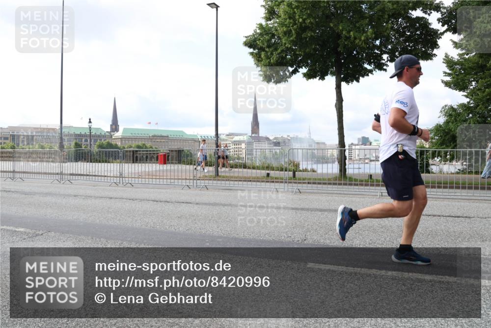 29.06.2025 - hella hamburg halbmarathon Lena Gebhardt http://msf.ph/oto/8420996 29.06.2025 10:05:47 Lombardsbrücke 1229, 1448, 1830, 1842, 1936, 1981, 2288, 2298, 2471, 2540, 2624, 3062, 3461, 3929, 4014, 4169, 4782, 5073, 5762, 6014, 7741, 8051, 8316, 8894, 8909, 9075, 9339, 9477, 9559, 9680, 9736, 9737, 9738, 9917, 10343, 10694, 10791, 10998, 11784, 11873, 11958, 12557, 13042, 13221, 14465, 14642, 14987, 15766, 15772, 16092, 16441, 16546, 16687, 16847, 17731, 17740, 17885, 18768, 18857, 18973, 19248 meine-sportfotos.de