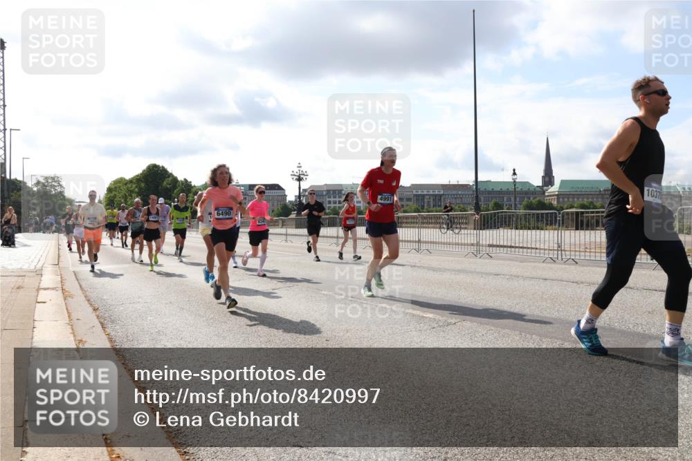 29.06.2025 - hella hamburg halbmarathon Lena Gebhardt http://msf.ph/oto/8420997 29.06.2025 09:51:42 Lombardsbrücke 6490, 14861, 4991, 10375, 1136, 1312, 1520, 1569, 1570, 1903, 1912, 1920, 1941, 2653, 2880, 2972, 3437, 3523, 3700, 4297, 4634, 4759, 4843, 4865, 4991, 4999, 5014, 5129, 5375, 5410, 6490, 6700, 6721, 6770, 6901, 7092, 7105, 7363, 7378, 7693, 7962, 8074, 8346, 8359, 8871, 8900, 9114, 9262, 9313, 9358, 9364, 9885, 10319, 10375, 10480, 10669, 10691, 10934, 11021, 11049, 11417, 11714, 11907, 11959, 12623, 12711, 14201 meine-sportfotos.de