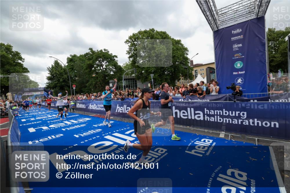 29.06.2025 - hella hamburg halbmarathon Zöllner http://msf.ph/oto/8421001 29.06.2025 10:53:30 Ziel 1061, 1499, 1727, 2070, 5866, 6198, 6629, 6942, 8651, 11068, 12909, 13912, 13997, 15838, 17710, 18134 meine-sportfotos.de
