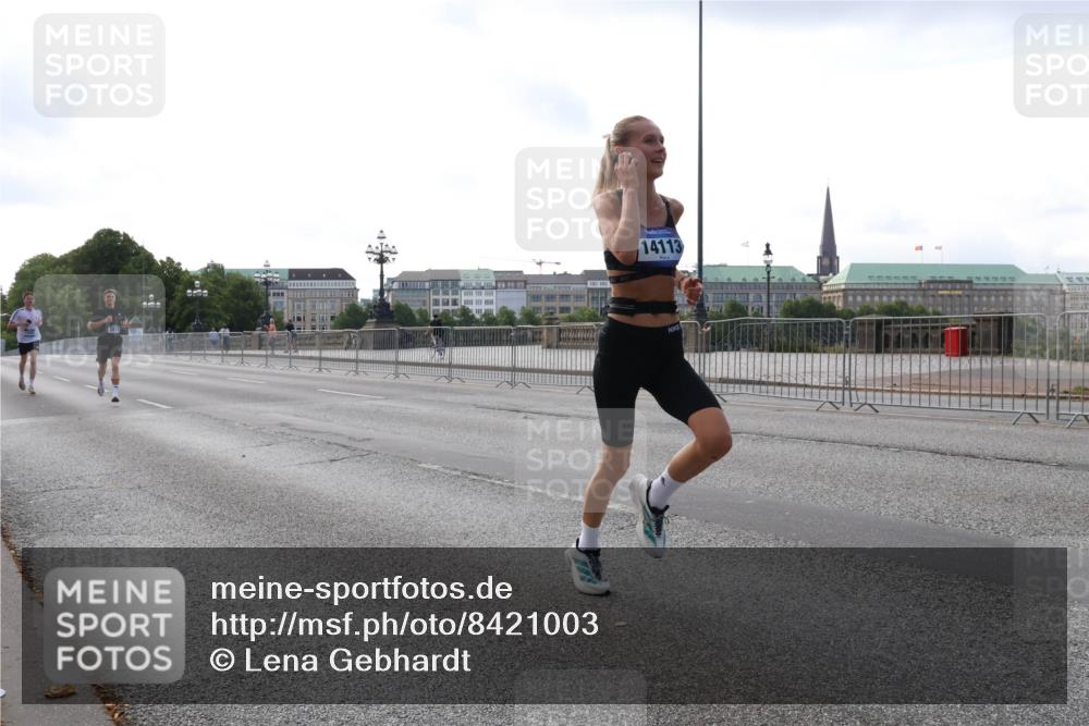 29.06.2025 - hella hamburg halbmarathon Lena Gebhardt http://msf.ph/oto/8421003 29.06.2025 09:42:16 Lombardsbrücke 14113, 1241, 2604, 2618, 2892, 6559, 7142, 7862, 10485, 11965, 13440, 13751, 14019, 14107, 14113, 14506, 15253, 16169, 17003, 17752, 18124, 18569, 18897 meine-sportfotos.de