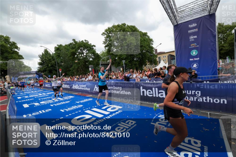 29.06.2025 - hella hamburg halbmarathon Zöllner http://msf.ph/oto/8421010 29.06.2025 10:53:31 Ziel 1061, 1499, 1727, 2070, 5866, 6198, 6629, 6942, 8651, 11068, 12909, 13912, 13997, 15497, 17710, 18450 meine-sportfotos.de