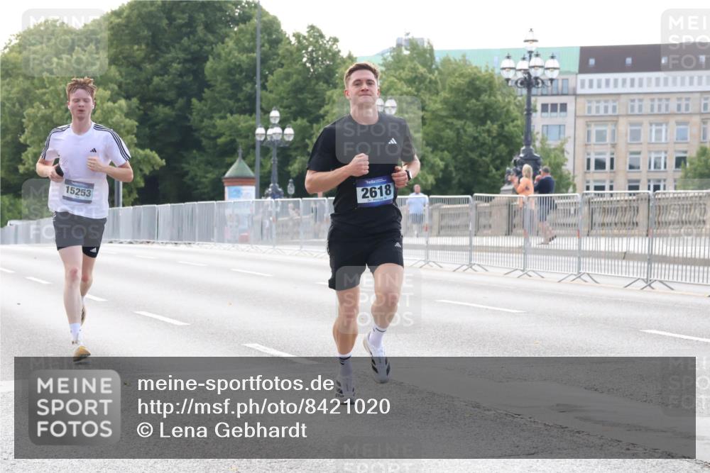 29.06.2025 - hella hamburg halbmarathon Lena Gebhardt http://msf.ph/oto/8421020 29.06.2025 09:42:17 Lombardsbrücke 15253, 2618, 1241, 2604, 2618, 2892, 6559, 7142, 7862, 10485, 11965, 13440, 13751, 14019, 14113, 14506, 15253, 16169, 17003, 17752, 18124, 18569, 18897 meine-sportfotos.de
