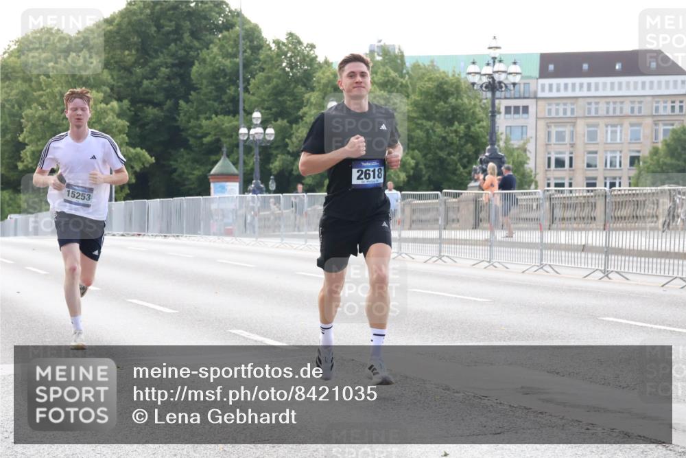 29.06.2025 - hella hamburg halbmarathon Lena Gebhardt http://msf.ph/oto/8421035 29.06.2025 09:42:17 Lombardsbrücke 15253, 2618, 1241, 2604, 2618, 2892, 6559, 7142, 7862, 10485, 11965, 13440, 13751, 14019, 14113, 14506, 15253, 16169, 17003, 17752, 18124, 18569, 18897 meine-sportfotos.de