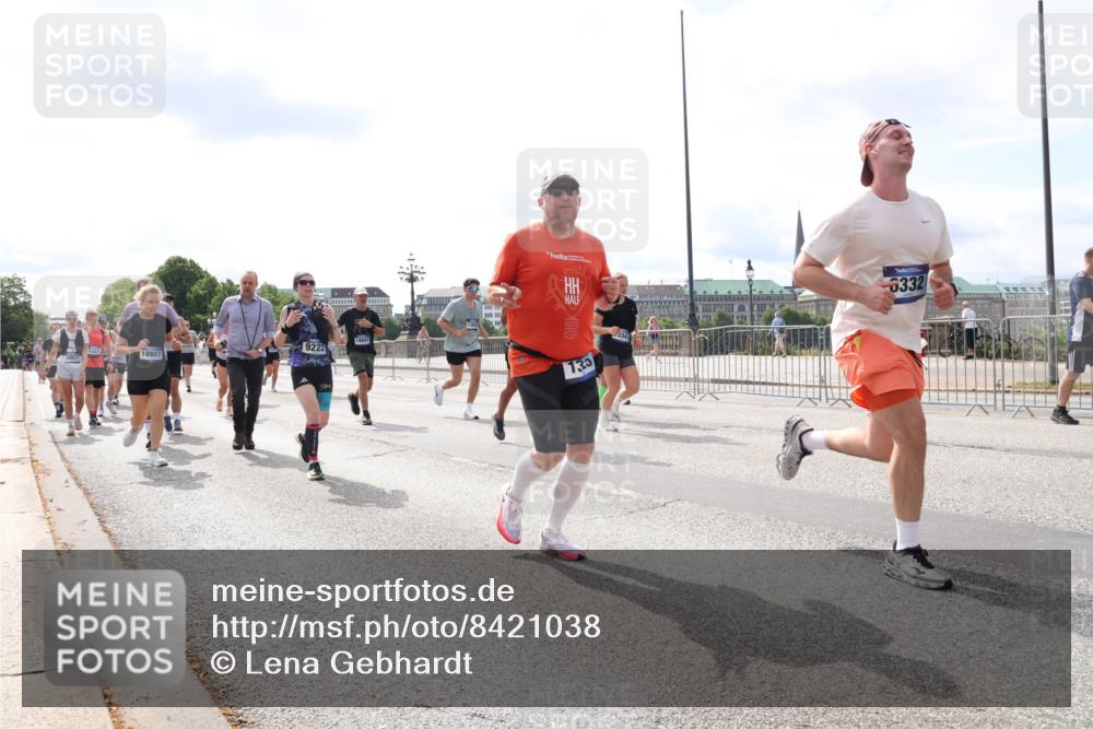 29.06.2025 - hella hamburg halbmarathon Lena Gebhardt http://msf.ph/oto/8421038 29.06.2025 10:18:29 Lombardsbrücke 9222, 18807, 135, 6332, 1234, 1268, 1325, 1521, 1554, 1820, 1982, 2087, 2147, 2335, 2634, 2703, 2821, 2931, 3125, 3202, 3321, 3482, 3529, 3591, 3592, 3977, 4123, 4383, 4710, 4738, 4802, 4804, 5049, 5834, 5909, 5910, 6270, 6332, 6533, 7121, 7160, 7214, 7454, 7838, 7882, 7883, 8067, 8248, 8341, 8665, 9222, 9276, 9505, 9539, 9586, 9658, 9748, 9834, 9844, 10172, 10502, 10659, 10687, 10908, 12498, 12541, 12548, 12552, 12703, 13341 meine-sportfotos.de