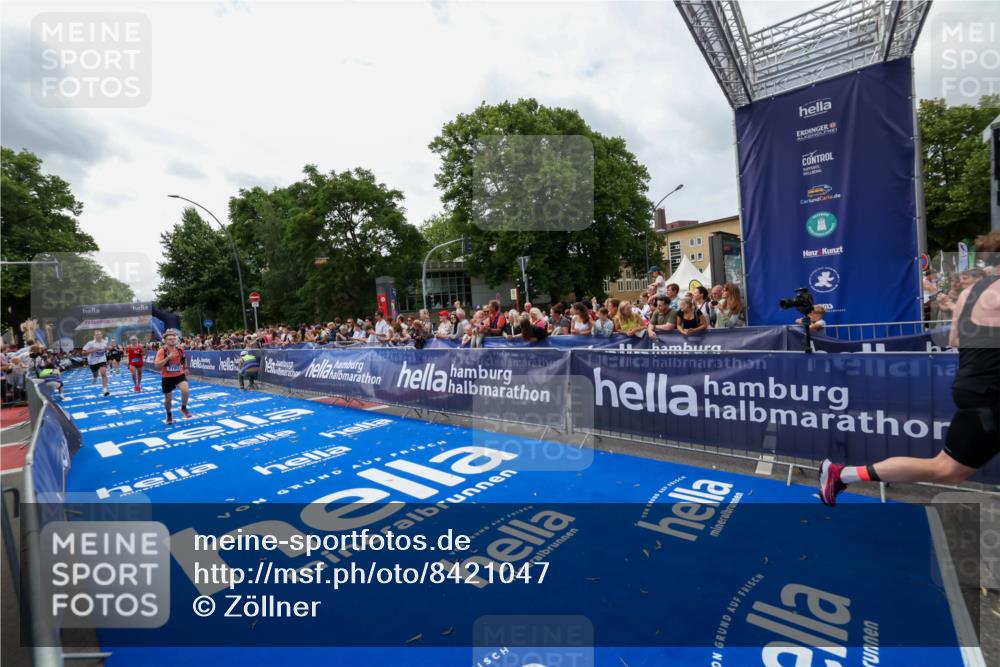 29.06.2025 - hella hamburg halbmarathon Zöllner http://msf.ph/oto/8421047 29.06.2025 10:31:41 Ziel 5660, 7793, 12681, 13606, 13617, 15835, 18102 meine-sportfotos.de