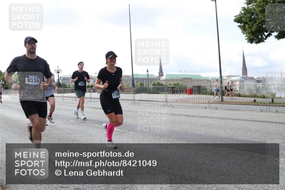 29.06.2025 - hella hamburg halbmarathon Lena Gebhardt http://msf.ph/oto/8421049 29.06.2025 10:05:48 Lombardsbrücke 9339, 10998, 11958, 1229, 1448, 1830, 1842, 1936, 1981, 2288, 2298, 2471, 2540, 2624, 3062, 3461, 3929, 4014, 4169, 4782, 5073, 5762, 6014, 7741, 8051, 8316, 8894, 8909, 9339, 9477, 9559, 9680, 9736, 9737, 9738, 9917, 10343, 10694, 10791, 10998, 11784, 11873, 11958, 12557, 13042, 13054, 13221, 14465, 14642, 14987, 15766, 15772, 16092, 16441, 16546, 16687, 17731, 17740, 17885, 18768, 18857, 18973, 19248 meine-sportfotos.de