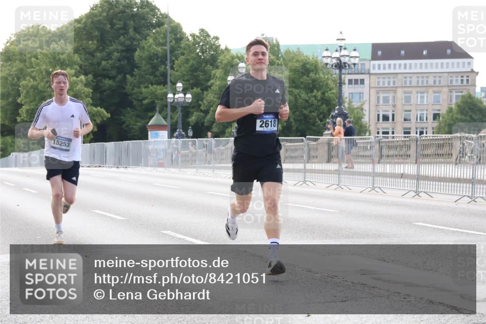 29.06.2025 - hella hamburg halbmarathon Lena Gebhardt http://msf.ph/oto/8421051 29.06.2025 09:42:17 Lombardsbrücke 15253, 2618, 1241, 2604, 2618, 2892, 6559, 7142, 7862, 10485, 11965, 13440, 13751, 14019, 14113, 14506, 15253, 16169, 17003, 17752, 18124, 18569, 18897 meine-sportfotos.de