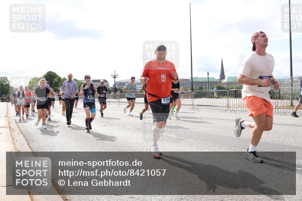 29.06.2025 - hella hamburg halbmarathon Lena Gebhardt http://msf.ph/oto/8421057 29.06.2025 10:18:29 Lombardsbrücke 8807, 922, 130, 133, 1234, 1268, 1325, 1521, 1554, 1820, 1982, 2087, 2147, 2335, 2634, 2703, 2821, 2931, 3125, 3202, 3321, 3482, 3529, 3591, 3592, 3977, 4123, 4383, 4710, 4738, 4802, 4804, 5049, 5834, 5909, 5910, 6270, 6332, 6533, 7121, 7160, 7214, 7454, 7838, 7882, 7883, 8067, 8248, 8341, 8665, 9222, 9276, 9505, 9539, 9586, 9658, 9748, 9834, 9844, 10172, 10502, 10659, 10687, 10908, 12498, 12541, 12548, 12552, 12703, 13341 meine-sportfotos.de