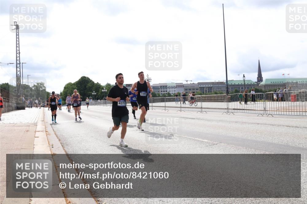 29.06.2025 - hella hamburg halbmarathon Lena Gebhardt http://msf.ph/oto/8421060 29.06.2025 10:27:41 Lombardsbrücke 4372, 3389, 1148, 2080, 2775, 3389, 4372, 5177, 5285, 5825, 6214, 6259, 7497, 7764, 7944, 7978, 8085, 9567, 9688, 10158, 10412, 10413, 11256, 11766, 12500, 12823, 13043, 13860, 14206, 15607, 15641, 16569, 16804, 16838, 17427, 17791, 18012, 18097, 18301, 18626, 18766 meine-sportfotos.de