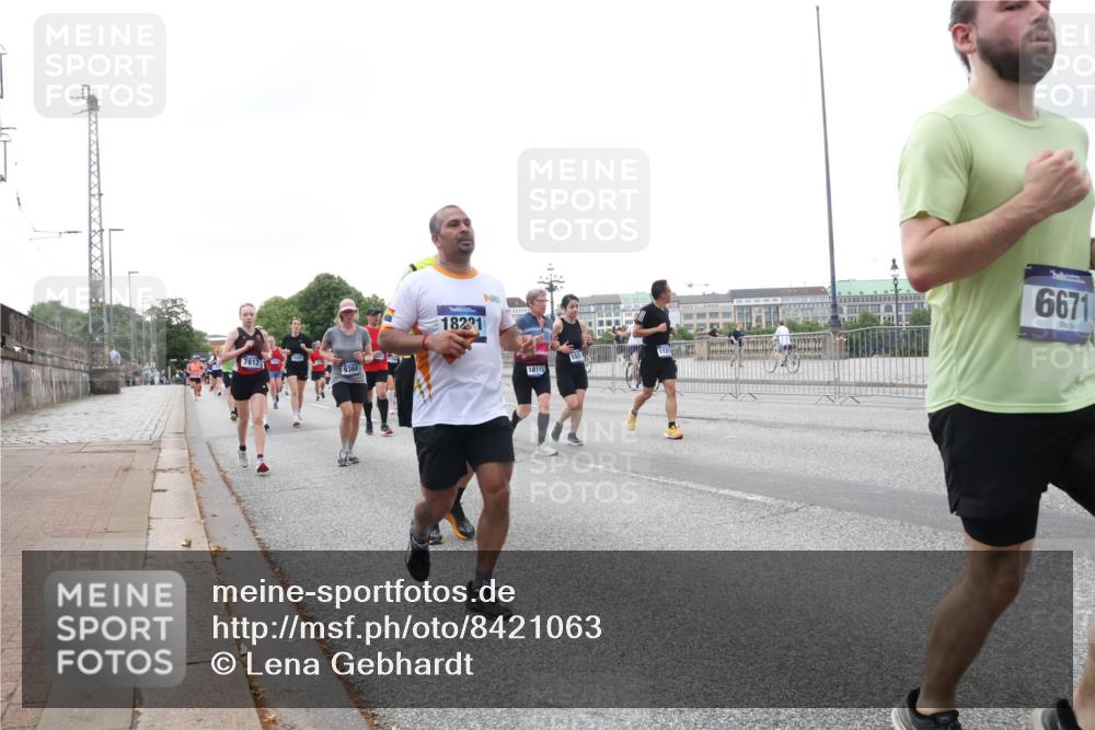 29.06.2025 - hella hamburg halbmarathon Lena Gebhardt http://msf.ph/oto/8421063 29.06.2025 10:52:32 Lombardsbrücke 7812, 9368, 182, 1, 18115, 6671, 1369, 1826, 1978, 2362, 2420, 2528, 2983, 3140, 3227, 3645, 4087, 4273, 4436, 4591, 4815, 5262, 5360, 6386, 6403, 6404, 6406, 6456, 6671, 6985, 7032, 7511, 7690, 7691, 7735, 7812, 8194, 8196, 8250, 8251, 8641, 9068, 9070, 9103, 9368, 9731, 10080, 10296, 10342, 10392, 10600, 10634, 10879, 10884, 10928, 11084, 11126, 11127, 11297, 11736, 11899, 11974, 12546, 12558, 12994, 14009 meine-sportfotos.de