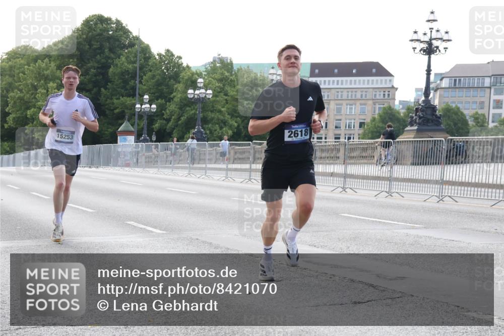29.06.2025 - hella hamburg halbmarathon Lena Gebhardt http://msf.ph/oto/8421070 29.06.2025 09:42:18 Lombardsbrücke 15253, 2618, 1241, 2604, 2618, 2892, 6559, 7862, 10485, 11965, 13440, 13751, 14019, 14113, 14506, 15253, 16169, 17003, 17752, 18124, 18569, 18897 meine-sportfotos.de