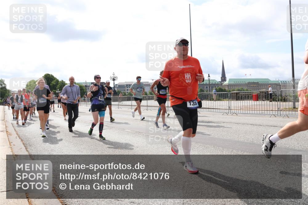 29.06.2025 - hella hamburg halbmarathon Lena Gebhardt http://msf.ph/oto/8421076 29.06.2025 10:18:29 Lombardsbrücke 18807, 92, 13933, 16828, 135, 1234, 1268, 1325, 1521, 1554, 1820, 1982, 2087, 2147, 2335, 2634, 2703, 2821, 2931, 3125, 3202, 3321, 3482, 3529, 3591, 3592, 3977, 4123, 4383, 4710, 4738, 4802, 4804, 5049, 5834, 5909, 5910, 6270, 6332, 6533, 7121, 7160, 7214, 7454, 7838, 7882, 7883, 8067, 8248, 8341, 8665, 9222, 9276, 9505, 9539, 9586, 9658, 9748, 9834, 9844, 10172, 10502, 10659, 10687, 10908, 12498, 12541, 12548, 12552, 12703, 13341 meine-sportfotos.de