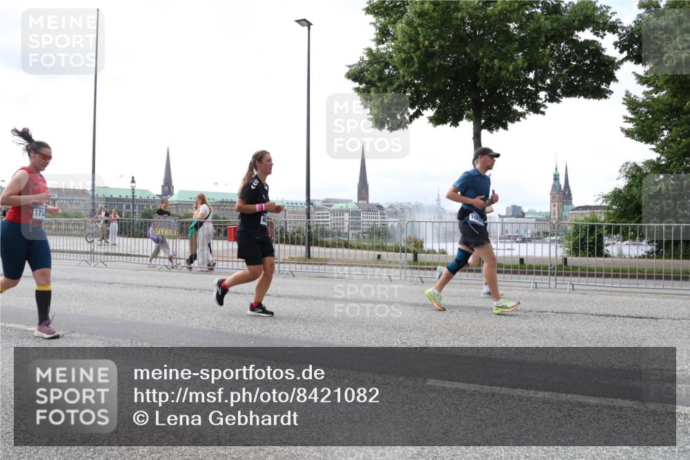 29.06.2025 - hella hamburg halbmarathon Lena Gebhardt http://msf.ph/oto/8421082 29.06.2025 10:42:52 Lombardsbrücke 1734, 1149, 1467, 1656, 1788, 1929, 1957, 1964, 1994, 2069, 2103, 2134, 2158, 2267, 2361, 2401, 2450, 2509, 2538, 2580, 2940, 2941, 2971, 3074, 3283, 3378, 3518, 3605, 3764, 3874, 4092, 4105, 4334, 4385, 4778, 5067, 5268, 5403, 5417, 5755, 5967, 6120, 6764, 7040, 7043, 7513, 7666, 8161, 8184, 8525, 8526, 8529, 8795, 8816, 8991, 9072, 9304, 9378, 9644, 9980, 10008, 10180, 10454, 10532, 10697, 11142, 11710, 12151, 12441, 13049, 13241 meine-sportfotos.de