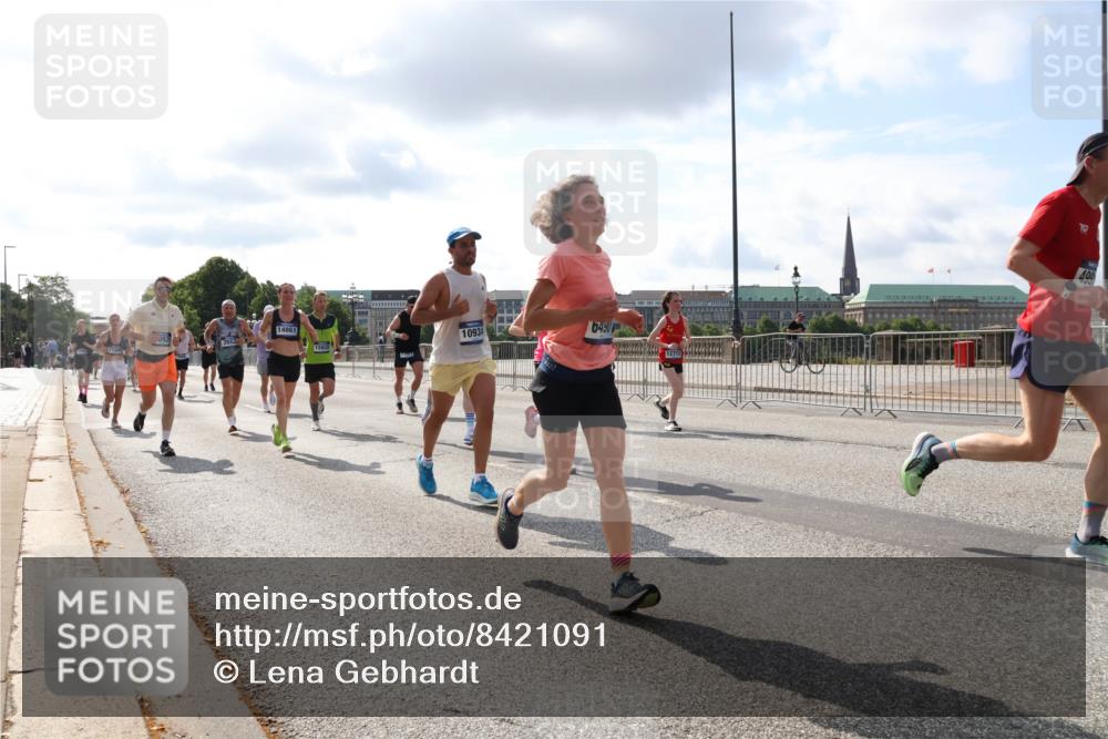29.06.2025 - hella hamburg halbmarathon Lena Gebhardt http://msf.ph/oto/8421091 29.06.2025 09:51:43 Lombardsbrücke 092, 26, 14861, 15932, 10934, 6490, 12711, 499, 1136, 1312, 1353, 1520, 1569, 1570, 1903, 1912, 1920, 1941, 2653, 2880, 2972, 3437, 3523, 3700, 4297, 4634, 4759, 4843, 4865, 4991, 4999, 5014, 5129, 5375, 5410, 5987, 6490, 6700, 6721, 6770, 7092, 7105, 7185, 7363, 7378, 7693, 7962, 8074, 8346, 8359, 8871, 8900, 9114, 9313, 9358, 9364, 9885, 10319, 10375, 10480, 10669, 10691, 10934, 11021, 11049, 11417, 11714, 11959, 12623, 12711, 14201 meine-sportfotos.de