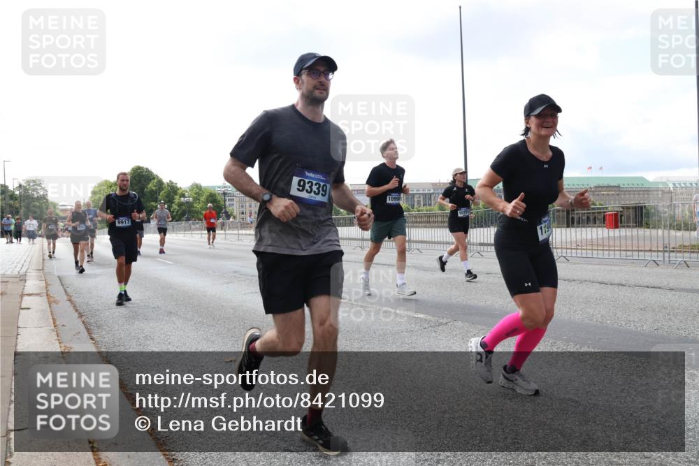29.06.2025 - hella hamburg halbmarathon Lena Gebhardt http://msf.ph/oto/8421099 29.06.2025 10:05:48 Lombardsbrücke 9917, 9339, 10998, 1229, 1448, 1830, 1842, 1936, 1981, 2288, 2298, 2471, 2540, 2624, 3062, 3461, 3929, 4014, 4169, 4782, 5073, 5762, 6014, 7741, 8051, 8316, 8894, 8909, 9339, 9477, 9559, 9680, 9736, 9737, 9738, 9917, 10343, 10694, 10791, 10998, 11784, 11873, 11958, 12557, 13042, 13054, 13221, 14465, 14642, 14987, 15766, 15772, 16092, 16441, 16546, 16687, 17731, 17740, 17885, 18768, 18857, 18973, 19248 meine-sportfotos.de