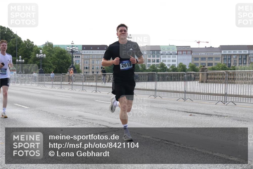 29.06.2025 - hella hamburg halbmarathon Lena Gebhardt http://msf.ph/oto/8421104 29.06.2025 09:42:18 Lombardsbrücke 5253, 2618, 1241, 2604, 2618, 2892, 6559, 7862, 10485, 11965, 13440, 13751, 14019, 14113, 14506, 15253, 16169, 17003, 17752, 18124, 18569, 18897 meine-sportfotos.de