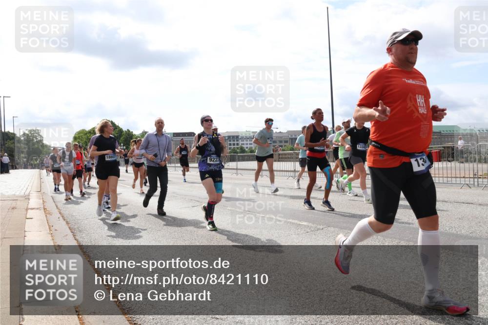 29.06.2025 - hella hamburg halbmarathon Lena Gebhardt http://msf.ph/oto/8421110 29.06.2025 10:18:29 Lombardsbrücke 9222, 13, 1234, 1268, 1325, 1521, 1554, 1820, 1982, 2087, 2147, 2335, 2634, 2703, 2821, 2931, 3125, 3202, 3321, 3482, 3529, 3591, 3592, 3977, 4123, 4383, 4710, 4738, 4802, 4804, 5049, 5834, 5909, 5910, 6270, 6332, 6533, 7121, 7160, 7214, 7454, 7838, 7882, 7883, 8067, 8248, 8341, 8665, 9222, 9276, 9505, 9539, 9586, 9658, 9748, 9834, 9844, 10172, 10502, 10659, 10687, 10908, 12498, 12541, 12548, 12552, 12703, 13341 meine-sportfotos.de