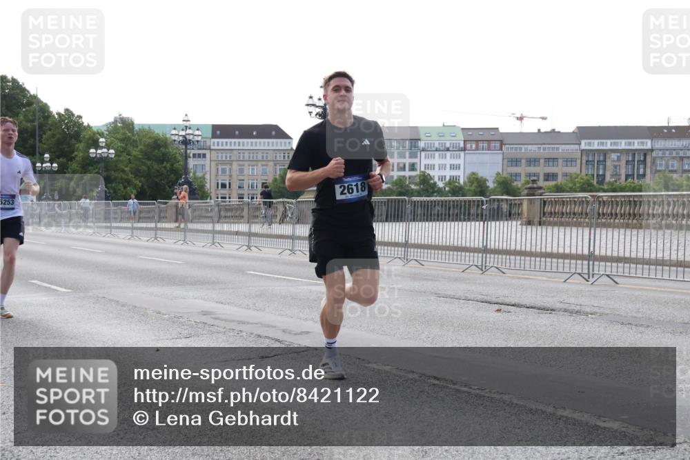 29.06.2025 - hella hamburg halbmarathon Lena Gebhardt http://msf.ph/oto/8421122 29.06.2025 09:42:19 Lombardsbrücke 5253, 2618, 1241, 2604, 2618, 2892, 6559, 7862, 10485, 11965, 13440, 13751, 14019, 14113, 14506, 15253, 16169, 16615, 17003, 17752, 18124, 18569, 18897 meine-sportfotos.de