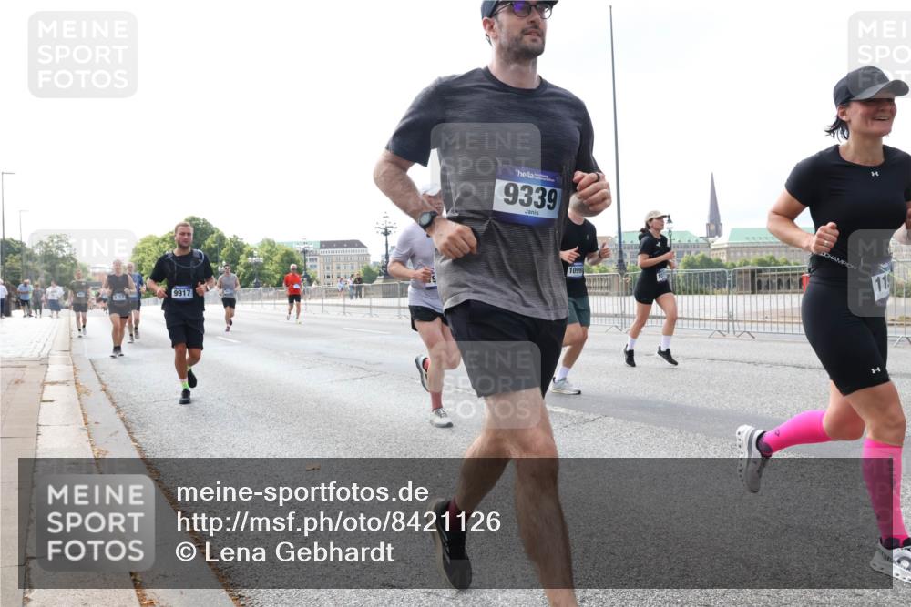 29.06.2025 - hella hamburg halbmarathon Lena Gebhardt http://msf.ph/oto/8421126 29.06.2025 10:05:48 Lombardsbrücke 5762, 9917, 9339, 1099, 119, 1229, 1448, 1830, 1842, 1936, 1981, 2288, 2298, 2471, 2540, 2624, 3062, 3461, 3929, 4014, 4169, 4782, 5073, 5762, 6014, 7741, 8051, 8316, 8894, 8909, 9339, 9477, 9559, 9680, 9736, 9737, 9738, 9917, 10343, 10694, 10791, 10998, 11784, 11873, 11958, 12557, 13042, 13054, 13221, 14465, 14642, 14987, 15766, 15772, 16092, 16441, 16546, 16687, 17731, 17740, 17885, 18768, 18857, 18973, 19248 meine-sportfotos.de