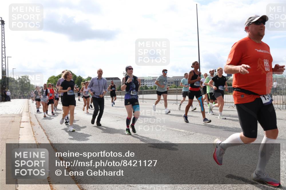 29.06.2025 - hella hamburg halbmarathon Lena Gebhardt http://msf.ph/oto/8421127 29.06.2025 10:18:29 Lombardsbrücke 18807, 922, 16828, 130, 1234, 1268, 1325, 1521, 1554, 1820, 1982, 2087, 2147, 2335, 2634, 2703, 2821, 2931, 3125, 3202, 3321, 3482, 3529, 3591, 3592, 3977, 4123, 4383, 4710, 4738, 4802, 4804, 5049, 5834, 5909, 5910, 6270, 6332, 6533, 7121, 7160, 7214, 7454, 7838, 7882, 7883, 8067, 8248, 8341, 8665, 9222, 9276, 9505, 9539, 9586, 9658, 9748, 9834, 9844, 10172, 10502, 10659, 10687, 10908, 12498, 12541, 12548, 12552, 12703, 13341 meine-sportfotos.de
