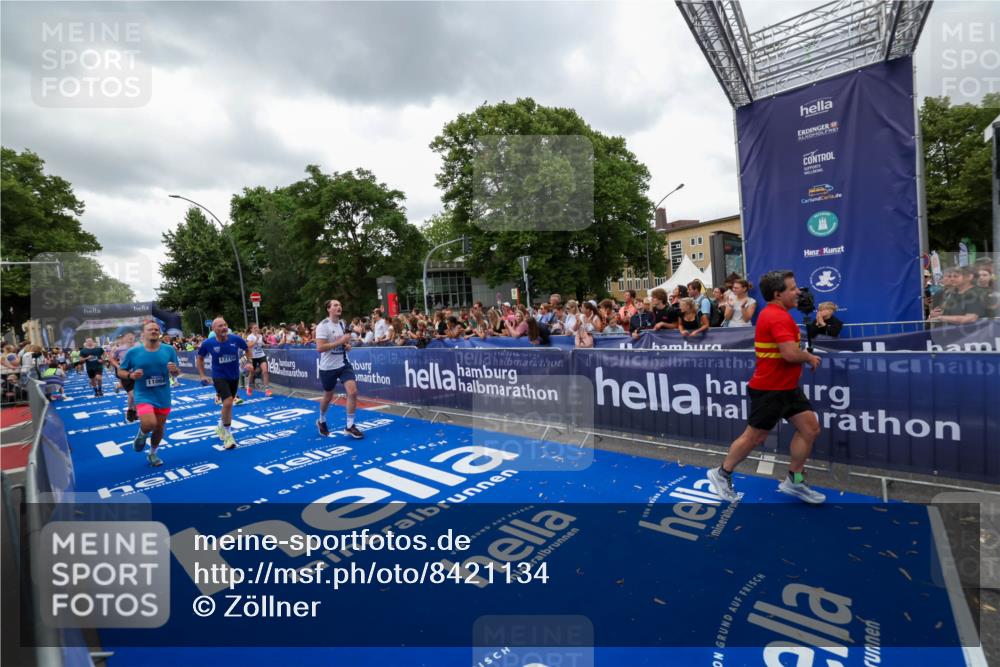 29.06.2025 - hella hamburg halbmarathon Zöllner http://msf.ph/oto/8421134 29.06.2025 10:53:35 Ziel 1030, 1061, 1098, 1499, 1783, 2070, 3399, 5866, 6628, 11068, 12909, 13912, 15113, 15497, 15856, 17710, 18450, 18612 meine-sportfotos.de