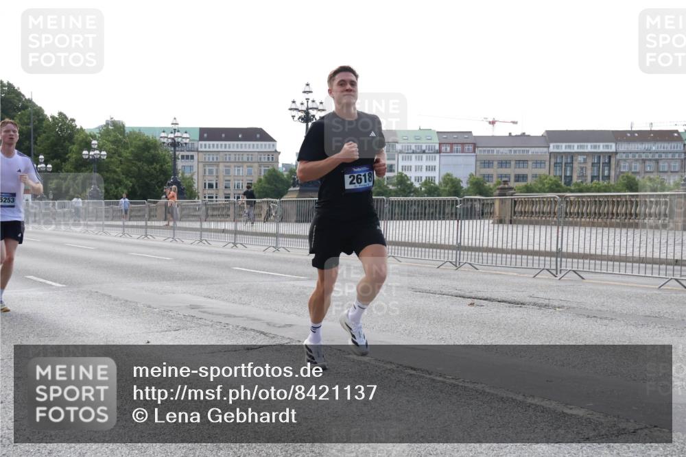 29.06.2025 - hella hamburg halbmarathon Lena Gebhardt http://msf.ph/oto/8421137 29.06.2025 09:42:19 Lombardsbrücke 5253, 2618, 1241, 2604, 2618, 2892, 6559, 7862, 10485, 11965, 13440, 13751, 14019, 14113, 14506, 15253, 16169, 16615, 17003, 17752, 18124, 18569, 18897 meine-sportfotos.de