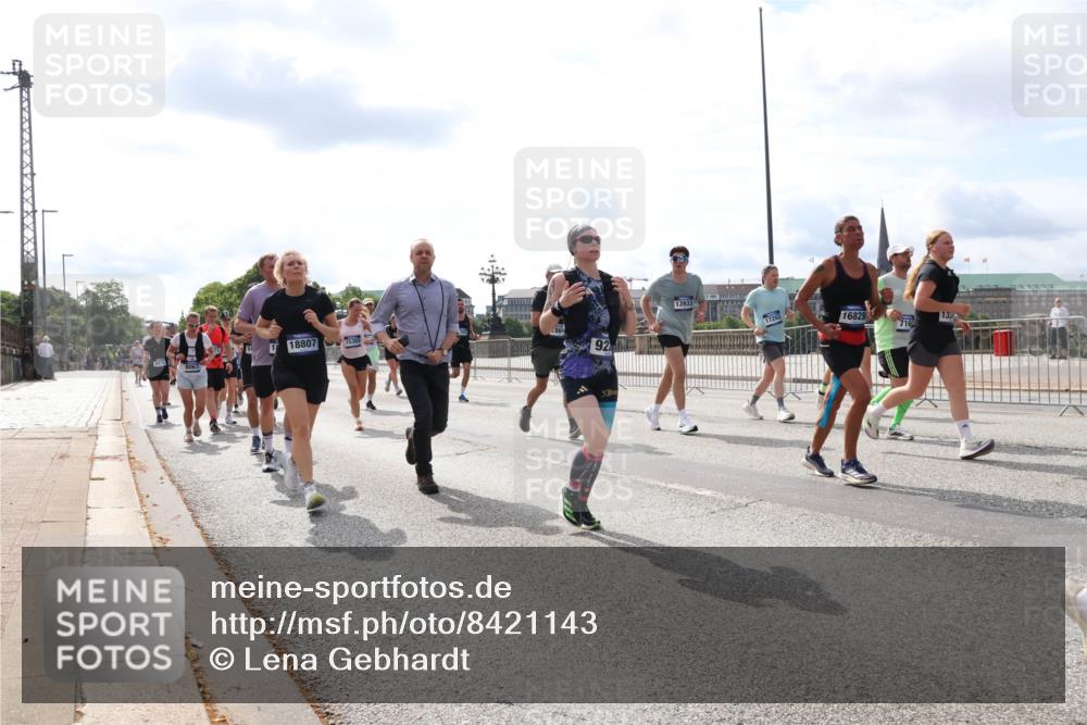29.06.2025 - hella hamburg halbmarathon Lena Gebhardt http://msf.ph/oto/8421143 29.06.2025 10:18:30 Lombardsbrücke 18807, 15393, 92, 13933, 17283, 16828, 716, 1234, 1268, 1325, 1521, 1554, 1820, 1982, 2087, 2147, 2335, 2634, 2703, 2781, 2821, 3125, 3202, 3321, 3482, 3529, 3591, 3592, 3977, 4123, 4383, 4710, 4738, 4802, 4804, 5049, 5834, 5909, 5910, 6270, 6332, 6533, 7121, 7160, 7214, 7454, 7838, 7882, 7883, 8067, 8248, 8341, 8665, 9222, 9276, 9505, 9539, 9586, 9658, 9748, 9834, 9844, 10172, 10502, 10659, 10687, 10908, 12498, 12541, 12548, 12552, 12703, 13341 meine-sportfotos.de