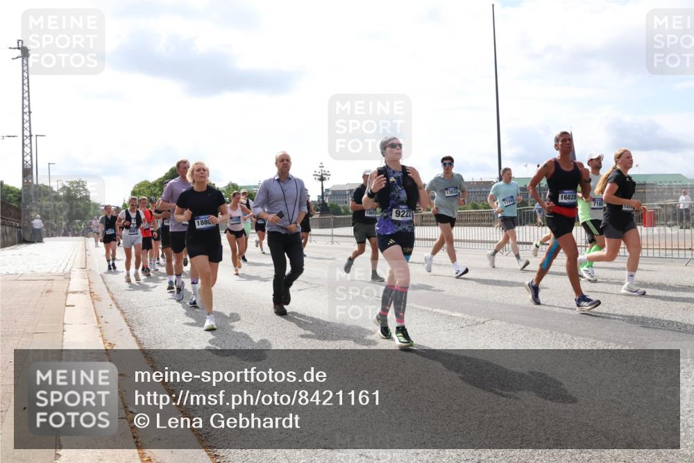 29.06.2025 - hella hamburg halbmarathon Lena Gebhardt http://msf.ph/oto/8421161 29.06.2025 10:18:30 Lombardsbrücke 1880, 15393, 18657, 9222, 13933, 17283, 16828, 7160, 133, 1234, 1268, 1325, 1521, 1554, 1820, 1982, 2087, 2147, 2335, 2634, 2703, 2781, 2821, 3125, 3202, 3321, 3482, 3529, 3591, 3592, 3977, 4123, 4383, 4710, 4738, 4802, 4804, 5049, 5834, 5909, 5910, 6270, 6332, 6533, 7121, 7160, 7214, 7454, 7838, 7882, 7883, 8067, 8248, 8341, 8665, 9222, 9276, 9505, 9539, 9586, 9658, 9748, 9834, 9844, 10172, 10502, 10659, 10687, 10908, 12498, 12541, 12548, 12552, 12703, 13341 meine-sportfotos.de
