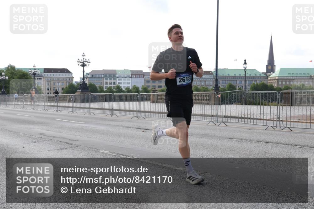 29.06.2025 - hella hamburg halbmarathon Lena Gebhardt http://msf.ph/oto/8421170 29.06.2025 09:42:19 Lombardsbrücke 2618, 1241, 2604, 2618, 2892, 6559, 7862, 10485, 11965, 13440, 13751, 14019, 14113, 14506, 15253, 16169, 16615, 17003, 17752, 18124, 18569, 18897 meine-sportfotos.de