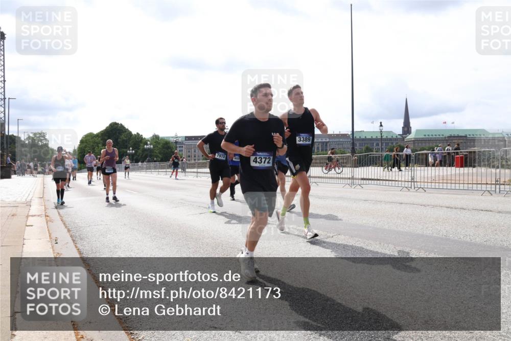 29.06.2025 - hella hamburg halbmarathon Lena Gebhardt http://msf.ph/oto/8421173 29.06.2025 10:27:42 Lombardsbrücke 18012, 7978, 4372, 3389, 1148, 2080, 2775, 3389, 4372, 5177, 5285, 5825, 5847, 6214, 7497, 7764, 7944, 7978, 8085, 9567, 9688, 10158, 10412, 10413, 11256, 11739, 11766, 12500, 12823, 13043, 13860, 14206, 15607, 15641, 16569, 16804, 16838, 17427, 17791, 18012, 18097, 18301, 18626, 18766 meine-sportfotos.de